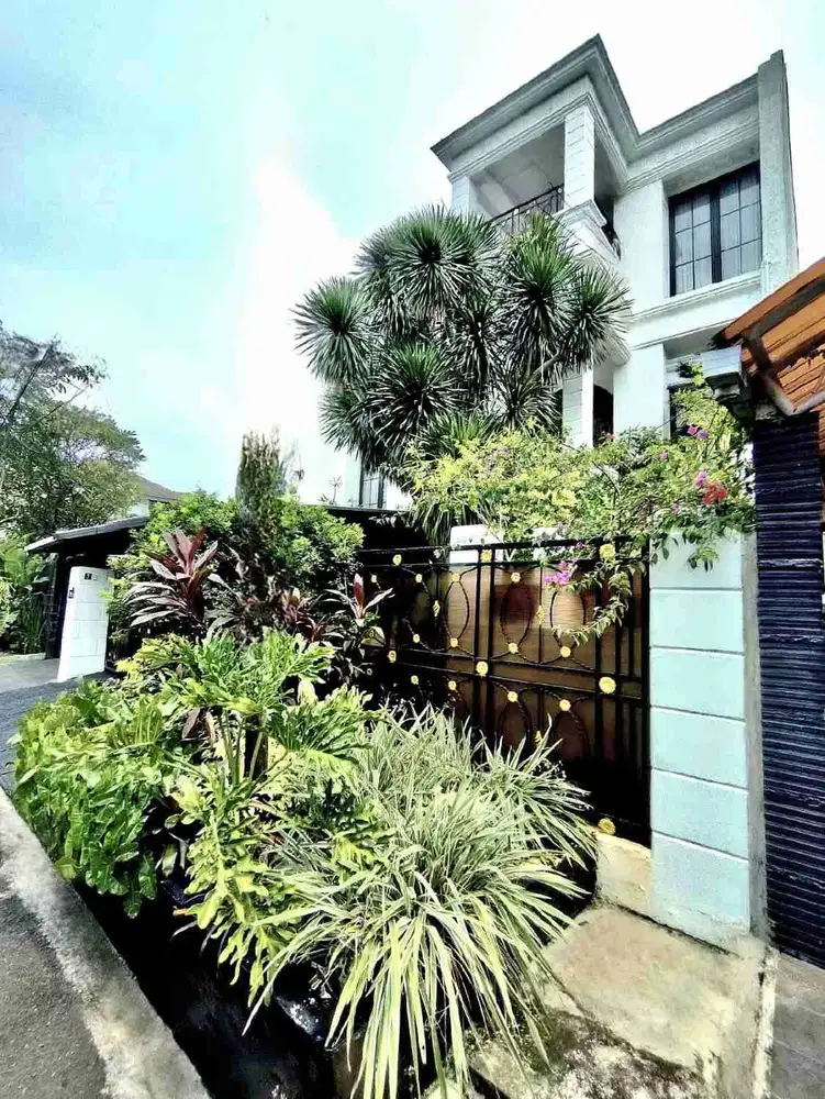 Dijual rumah second mewah 3 lantai semi furnished siap huni di pondok Indah jakarta selatan
