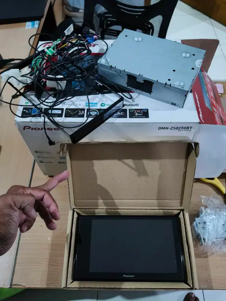 Pionner DMH ZS8250 BT, Headunit