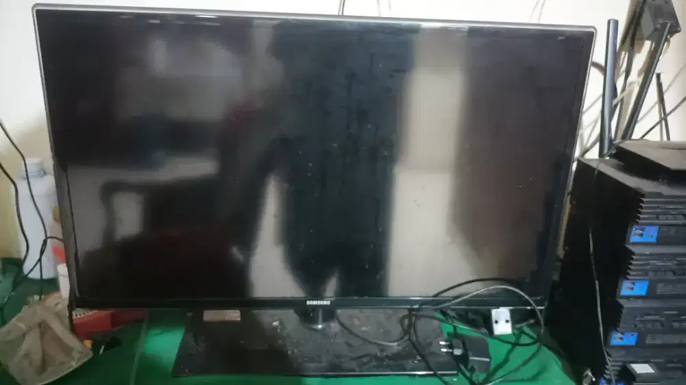 TV Samsung 32 inch UA32F6100(AM) - LCD nya retak, mesin OK nyala