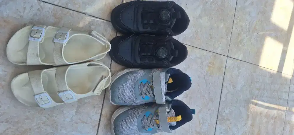 1 paket sandal sepatu anak