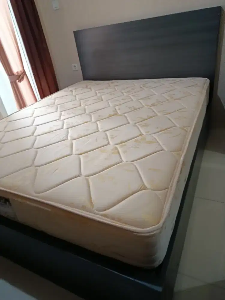 Kasur Guhdo Queen Size + Divan HPL Oak – Kondisi Oke, Siap Pakai