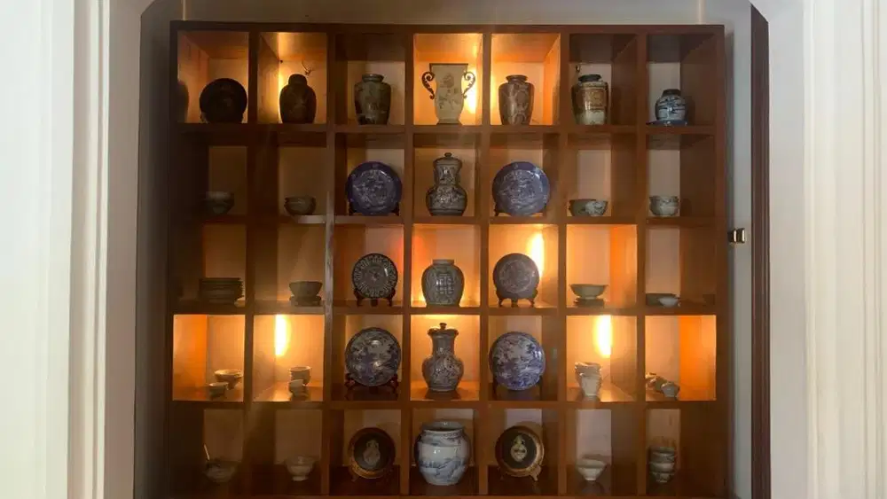 Rak display kayu dengan 35 kompartemen