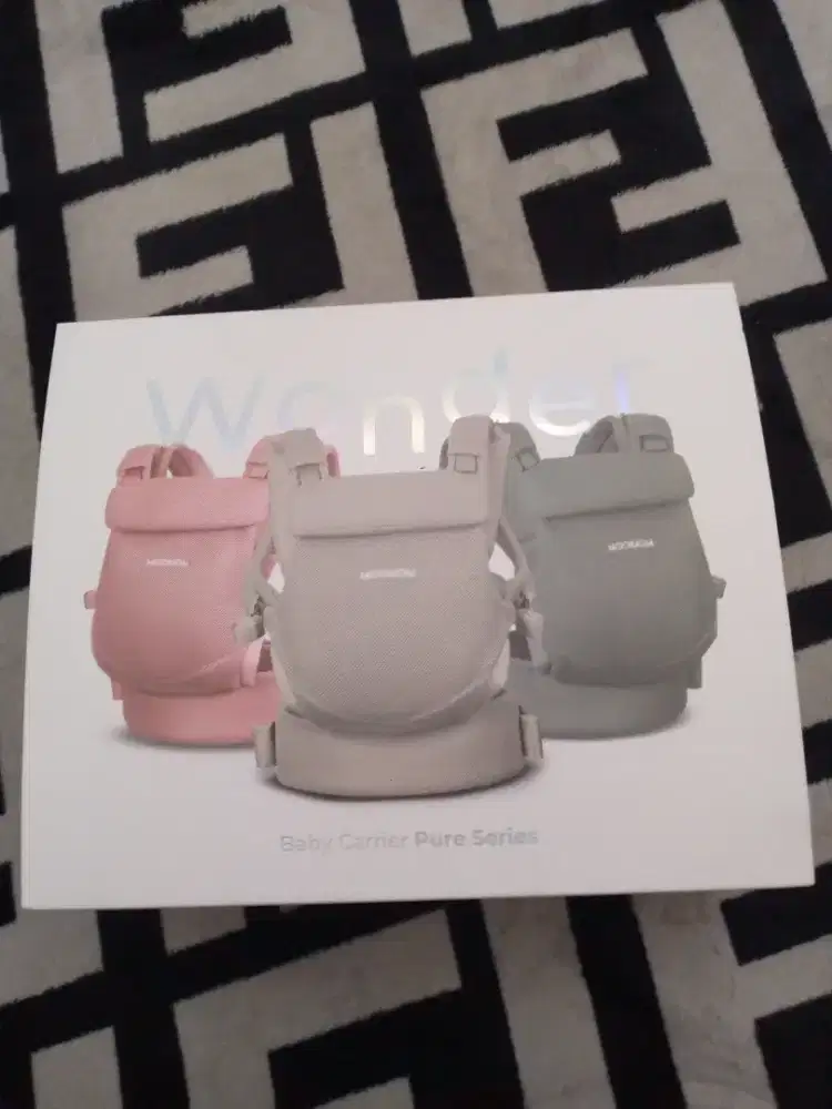 Mooimom baby carrier like new pink