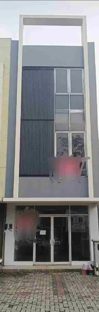 Ruko rapi. Hadap jalan raya. Ramai. 3 lantai. Bebas Banjir.