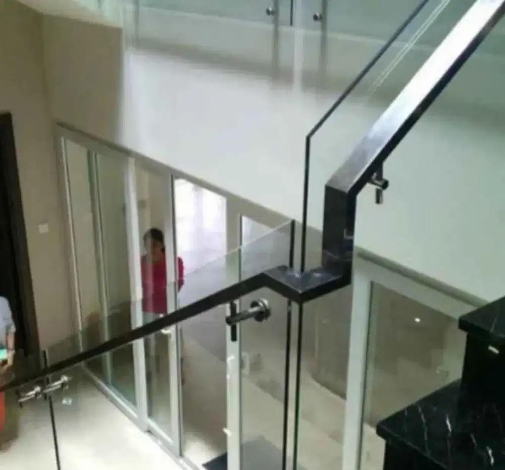 Reling tangga stanlis kaca