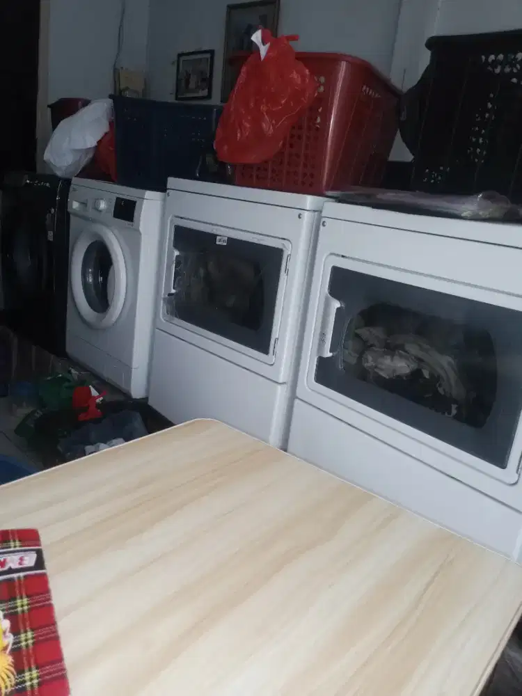 Cari tenaga tukang gosok pakaian khusus laundry