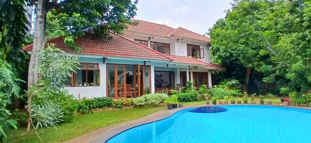 Dijual Rumah dengan taman yang luas di Pejaten Barat, Jakarta Selatan