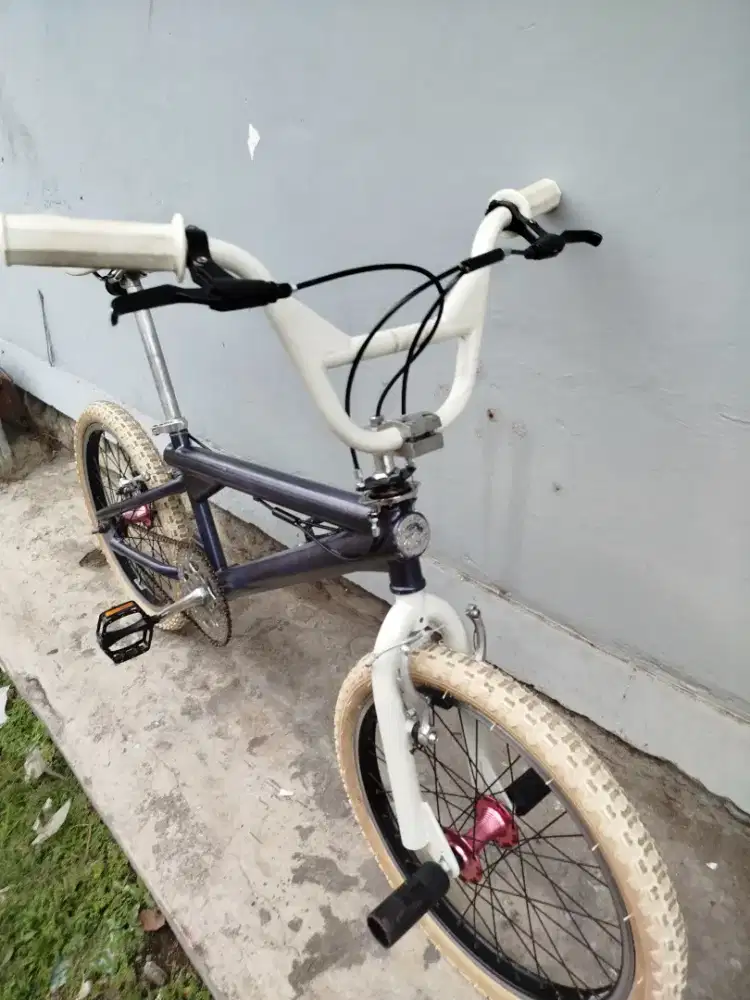 Sepeda bmx mongoosee frestyle no seri ada keren poll kuat tangguh