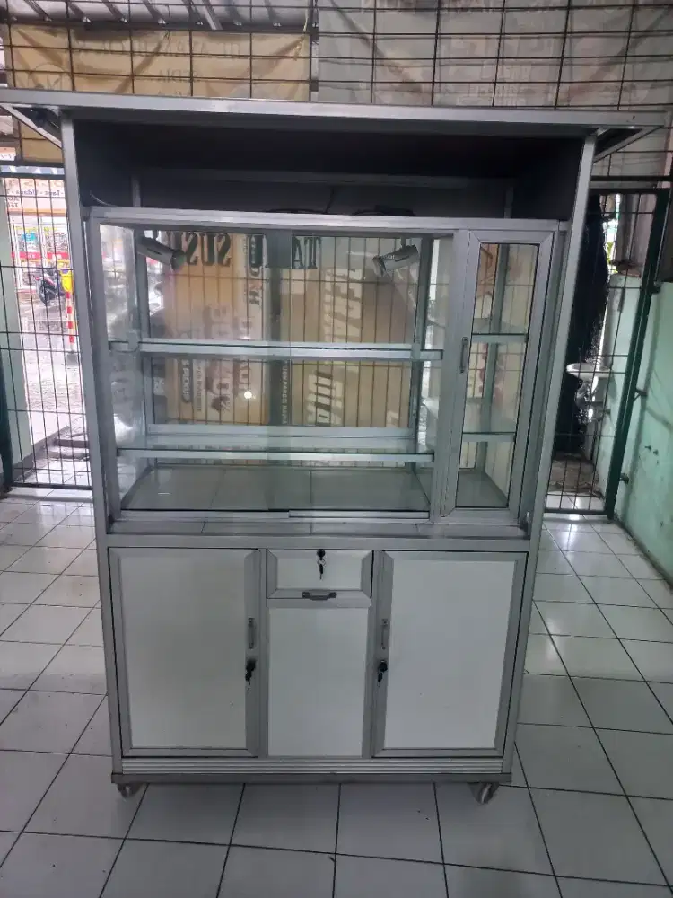Etalase rak kaca makanan