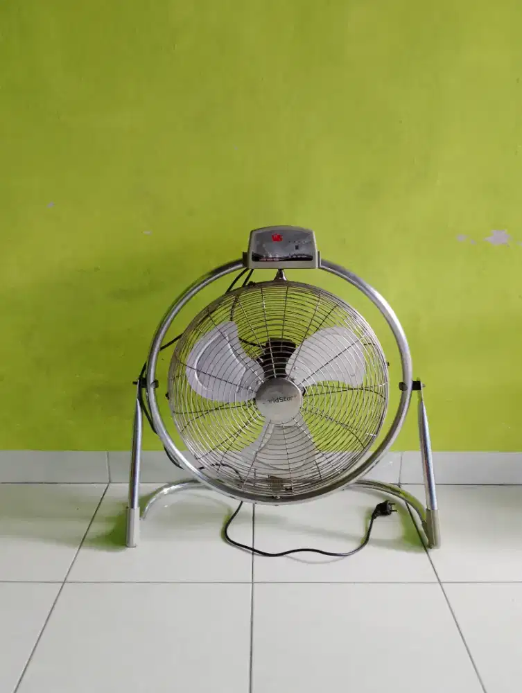 Kipas angin duduk/dinding merk merk World star 22 inc pakai remote
