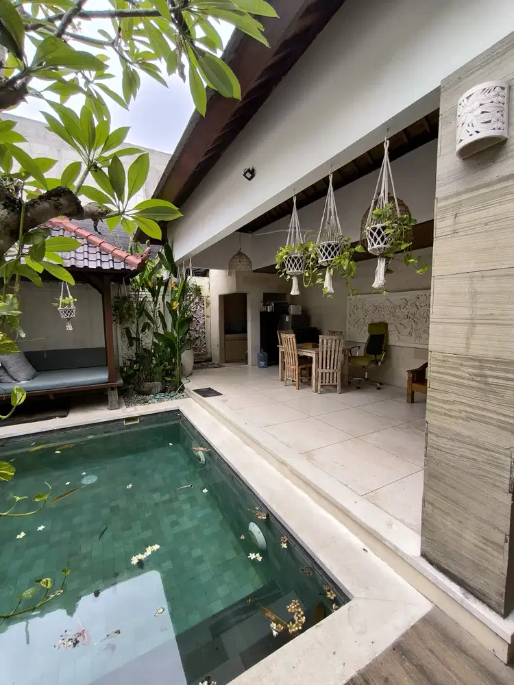Dijual Siap huni  3 Vila 3 private pool & 1 unit loft di 1 komplek di  BALI UMALAS Bumbak