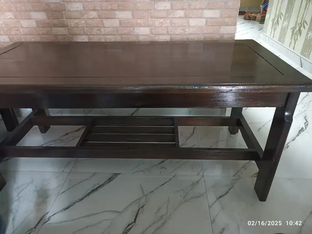 Meja kayu ruang tamu