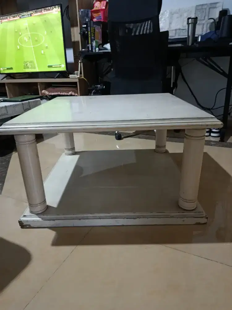 Meja ruang tamu