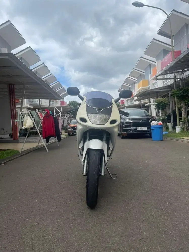 Di jual motor ninja rr old tahun 2008 asli albino