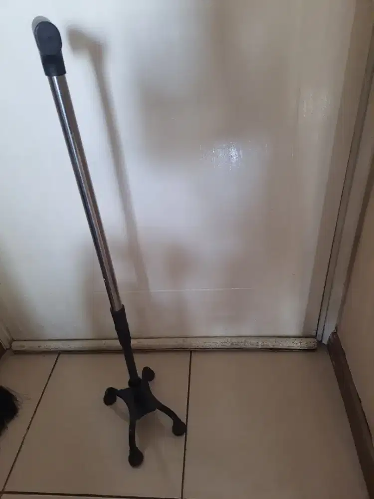 Tongkat kaki tiga untuk terapi jalan