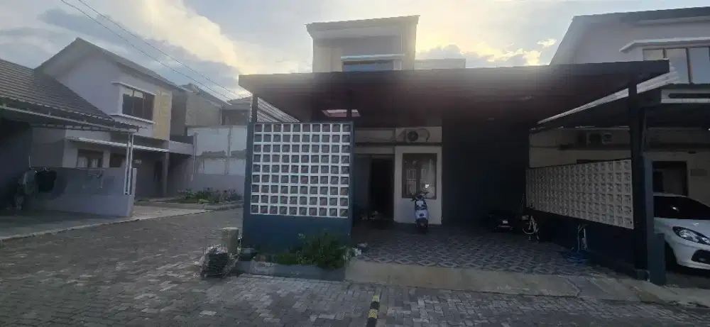Dijual rumah posisi hook luas 84 meter kota bali residence murah