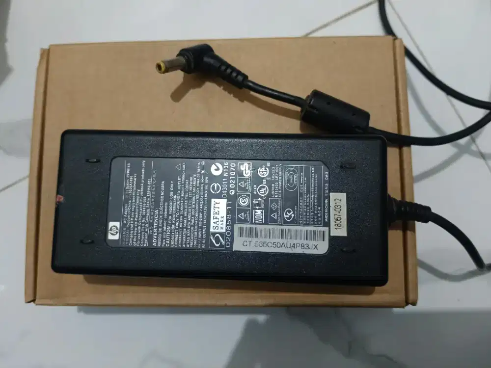 Charger ori bawaan laptop hp kondisi normal