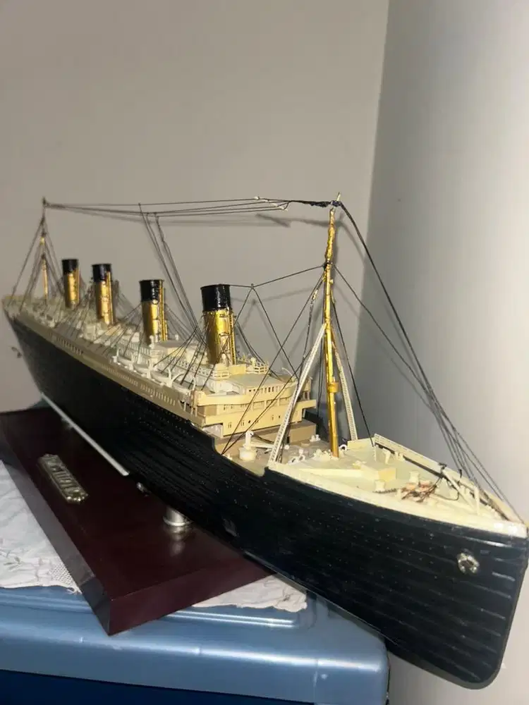 Mainan model kit Kapal Titanic merk Academy original seperti aslinya