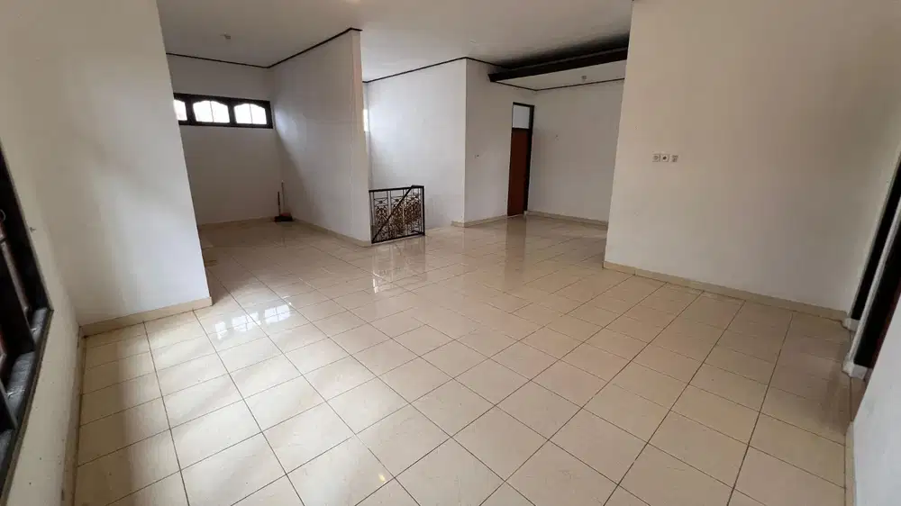 FOR RENT RUMAH SIAP HUNI BISA BUAT KANTOR STARTEGIS DI RENON