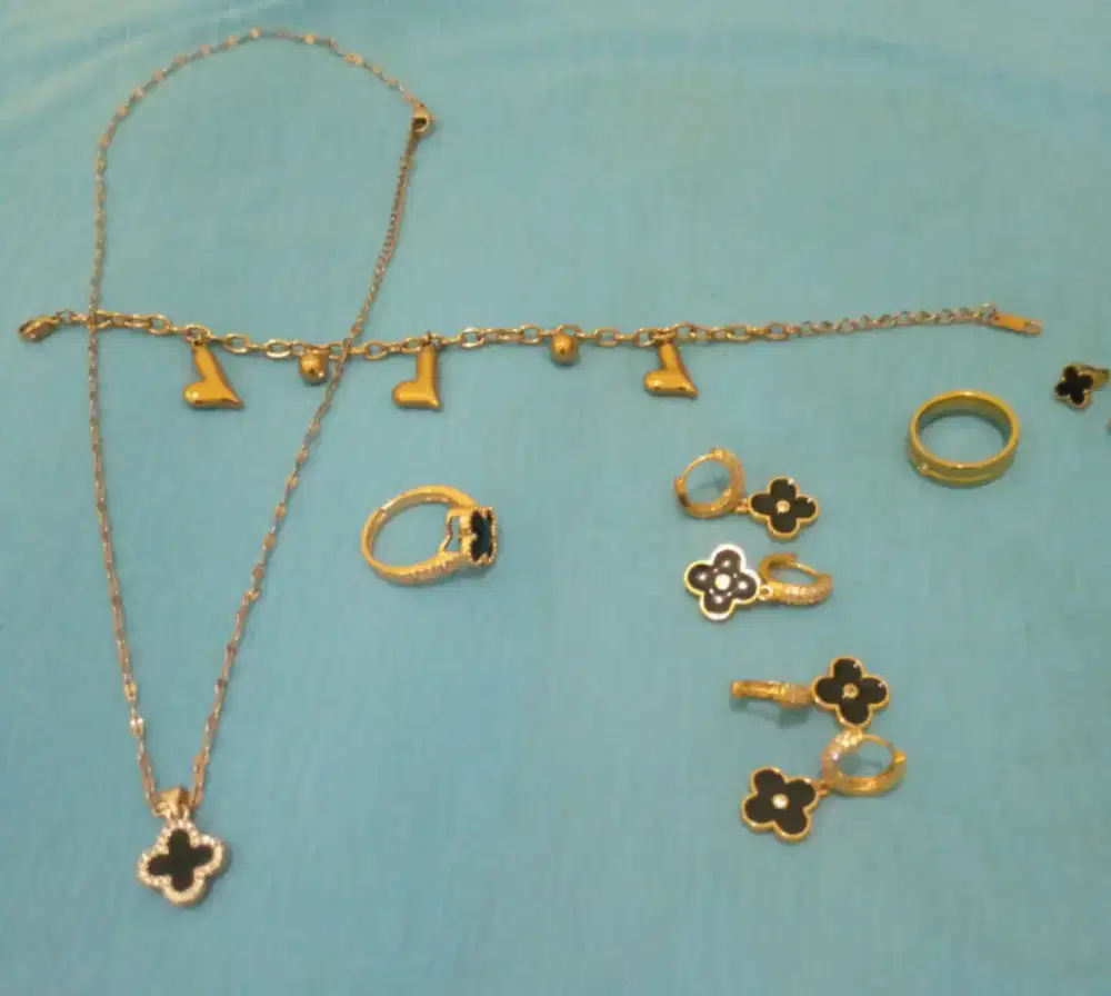 Kalung.anting.gelang