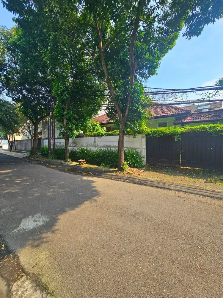 TURUNHARGA! Bangunan lama. Rumah Dijual Kebayoran baru, Petogogan. Dkt PTIK
