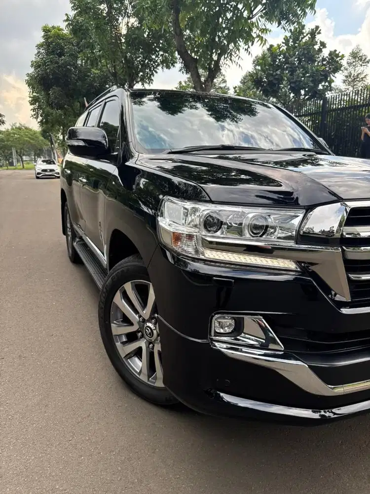 land cruiser vxr 2018/2019/2020 tangan 1 low km!