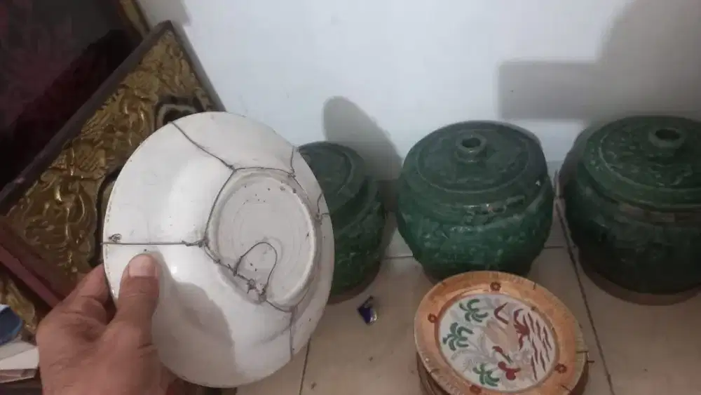 Koleksi Lawas Piring eropa dan guci Siam kuno