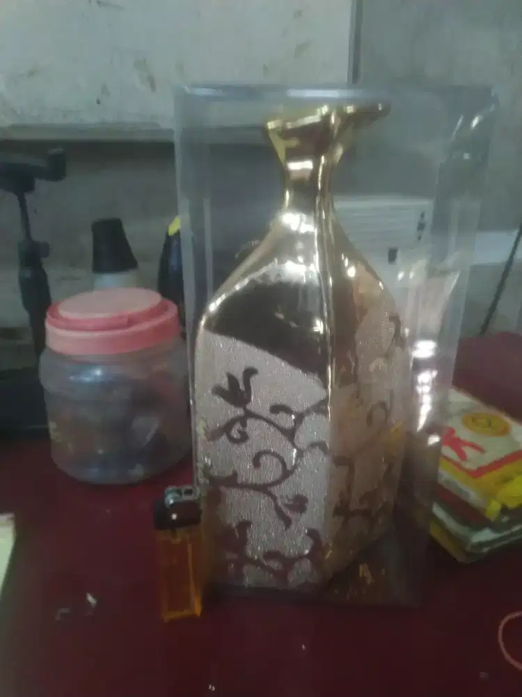 Vas guci corak istimewa