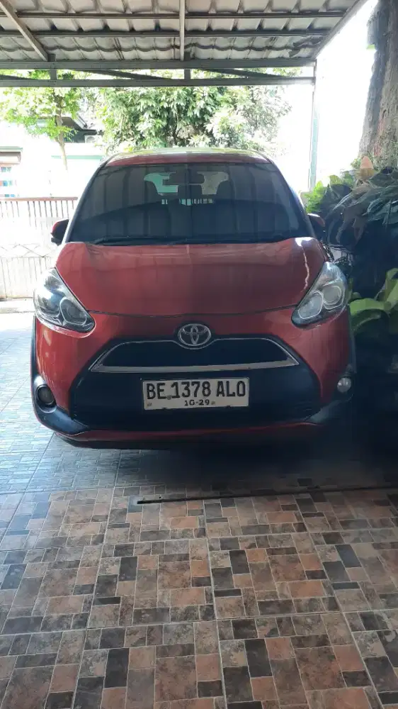 Toyota sienta v matic 2017