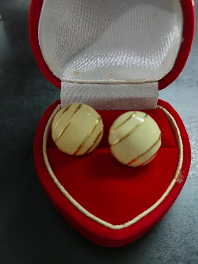 Anting Monet Ivory Enamel Clip earing