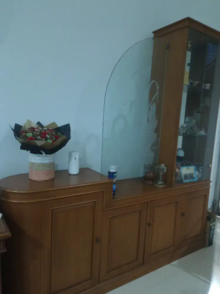 Lemari hias mewah anti rayap