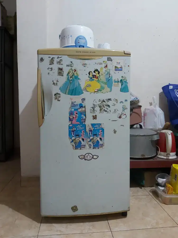 Kulkas freezer es batu