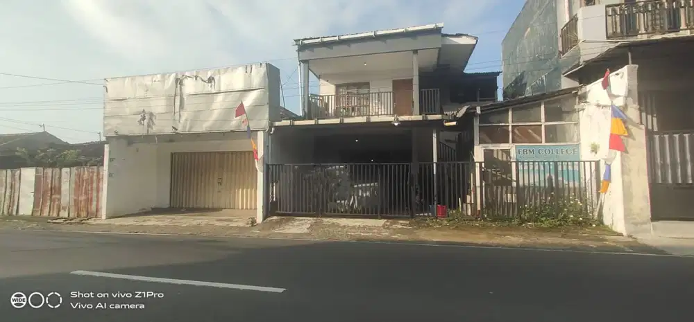 Rumah Toko 2 Lantai Pinggir Jalan Raya Dekat Kampus
