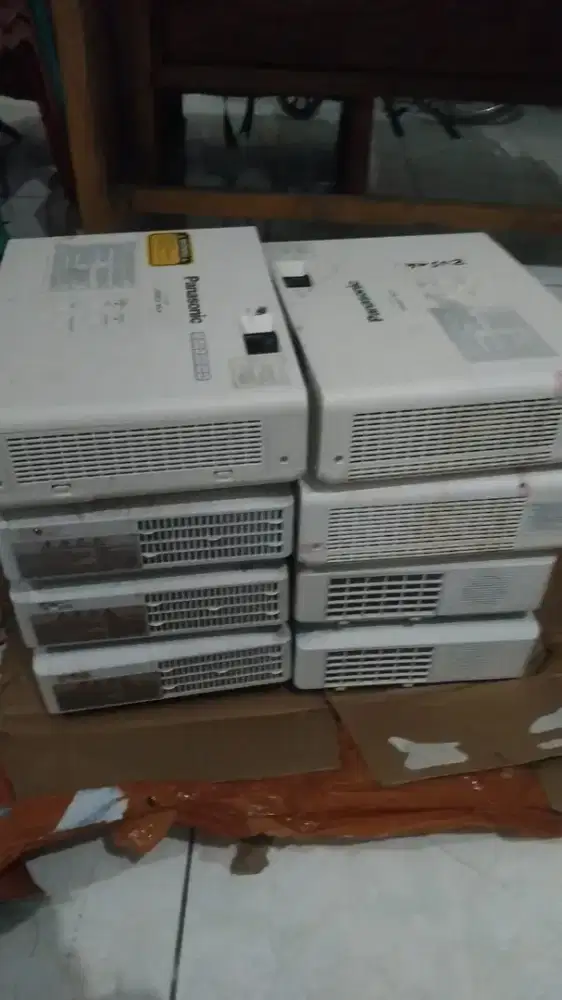 Proyektor panasonic dan hitachi