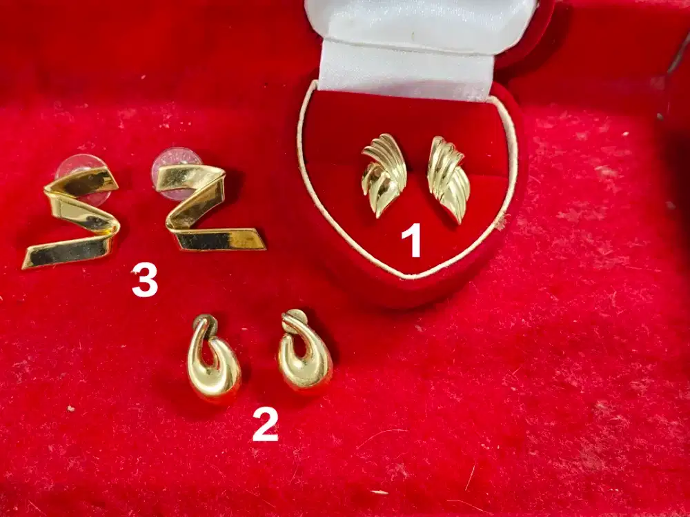 Anting stud Monet aneka desain