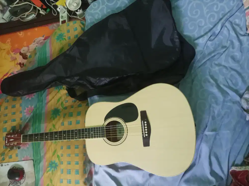 Gitar akustik lengkap dengan tas kondisi baru beli
