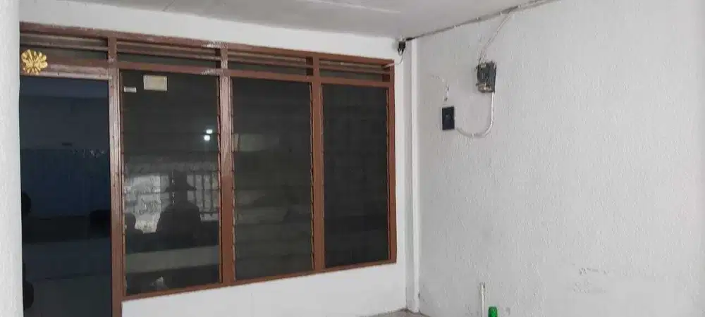 Disewakan rumah 2,5 lantai di Kompleks Perumahan di Duri Selatan