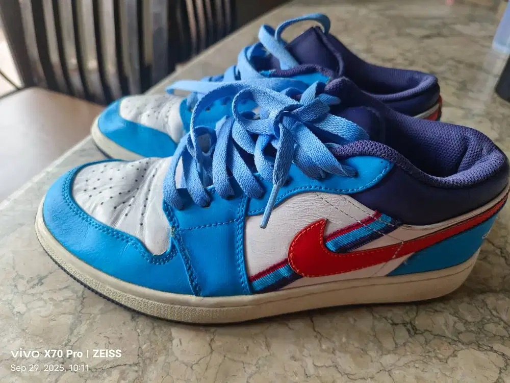 Sepatu olahraga Jordan bahan kulit