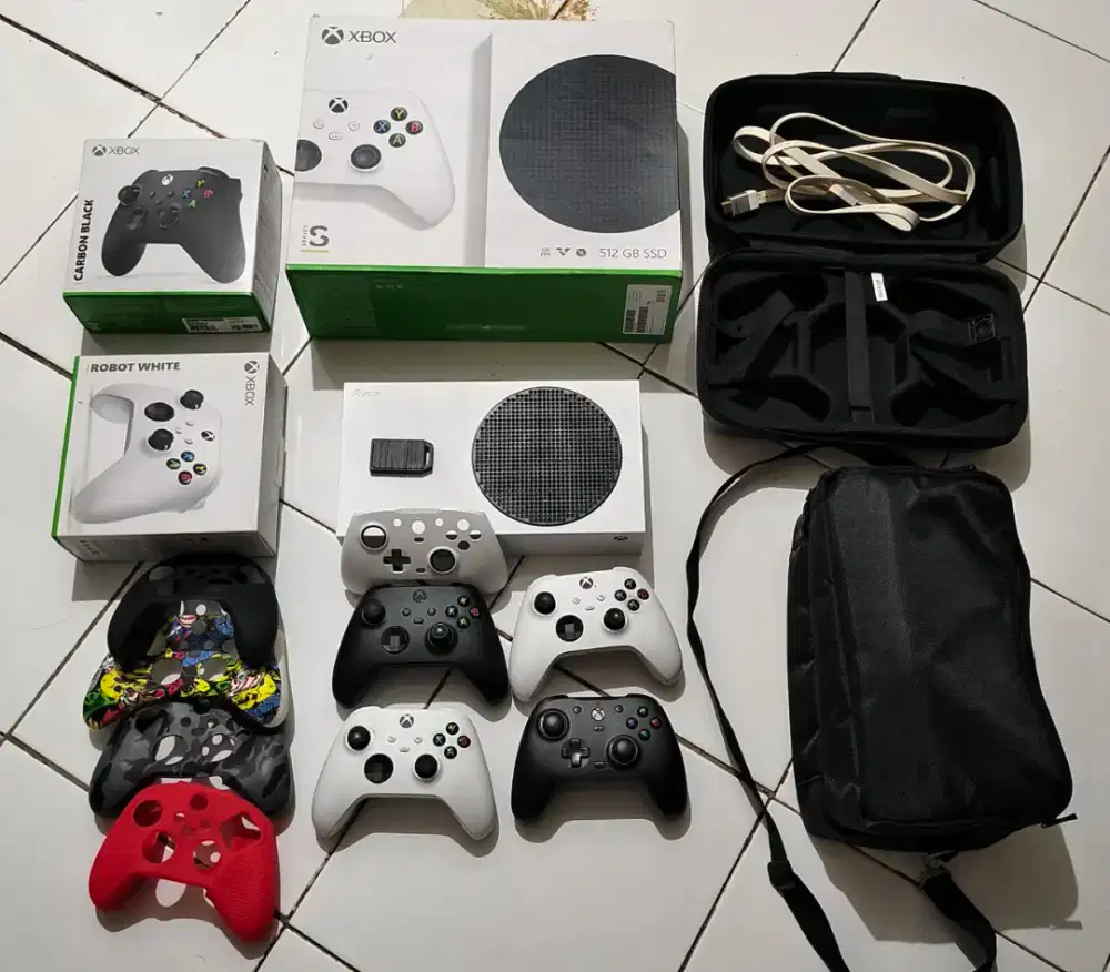 Xbox S 512 + WD black 1T + 4 stick + 2 tas