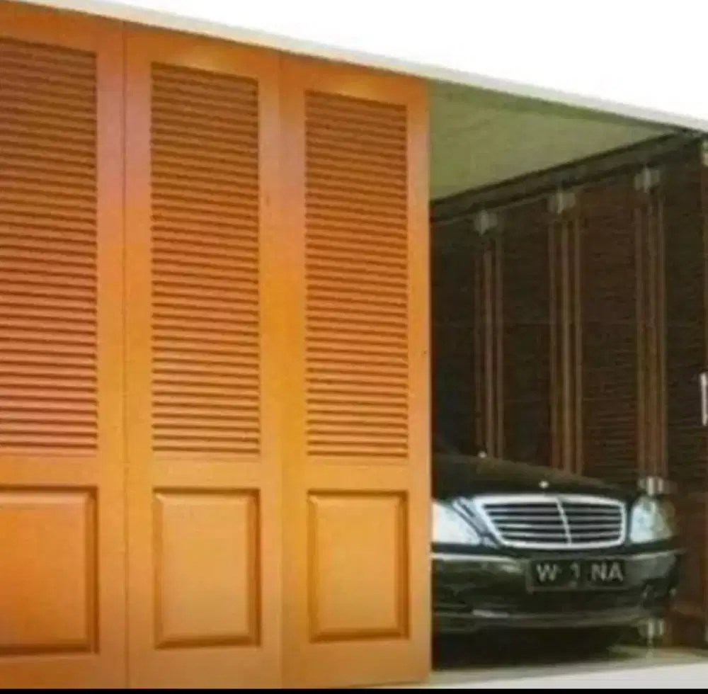 Pintu Garasi Kayu