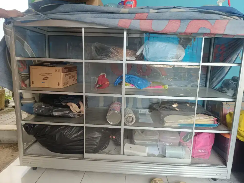 Etalase kaca bekas