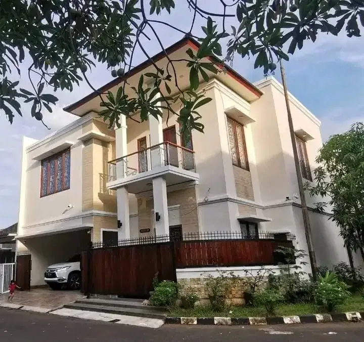 Dijual Rumah Mewah 3 Lantai  Furnished Pool di Banjar Wijaya Tangerang