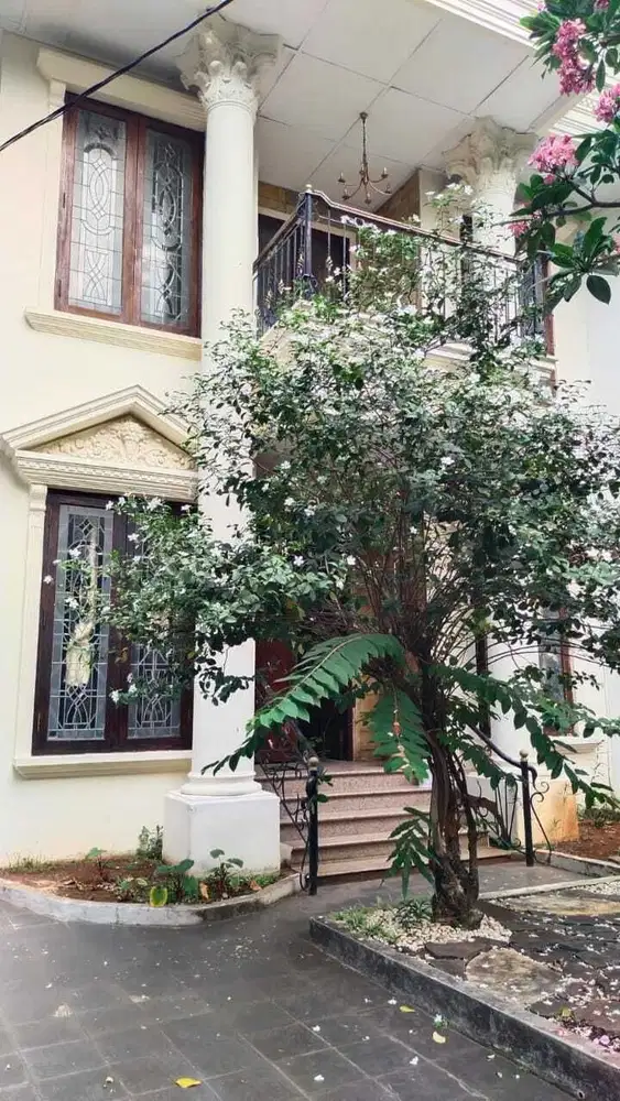 Disewakan Rumah Semi Furnished 2,5 Lantai Area Menteng Gondangdia