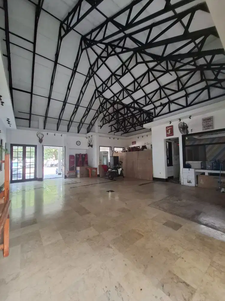 Disewakan Bangunan Luas ex Resto di Rawamangun Pinggir Jalan Raya