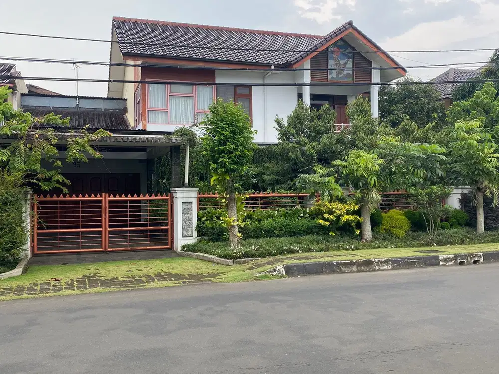 Jual rumah luas,asri ,di Jalan utama Taman Yasmin.