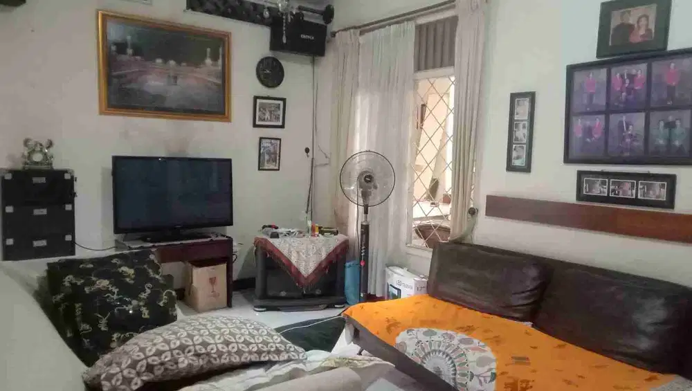 Di Jual Rumah Jln.H.Nawi II (Blakang bengkel Restu plafon) Cipete Jakarta selatanLt. 365 mLb. 450 mSHMListrik 4.400 VATlp. 1 LineHadap UtaraLt. Bawah