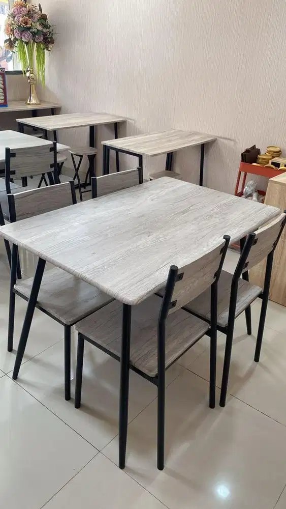 Meja Makan 4 Kursi Informa Lexon