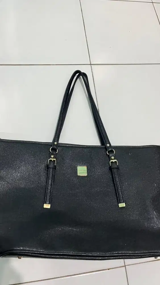 Tas Warna Hitam Saera