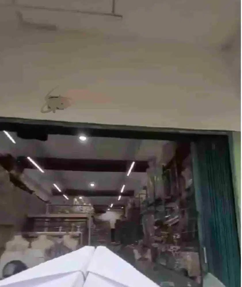 Ruko 3 lantai. Hadap Jalan Raya. Ramai. Bebas Banjir.