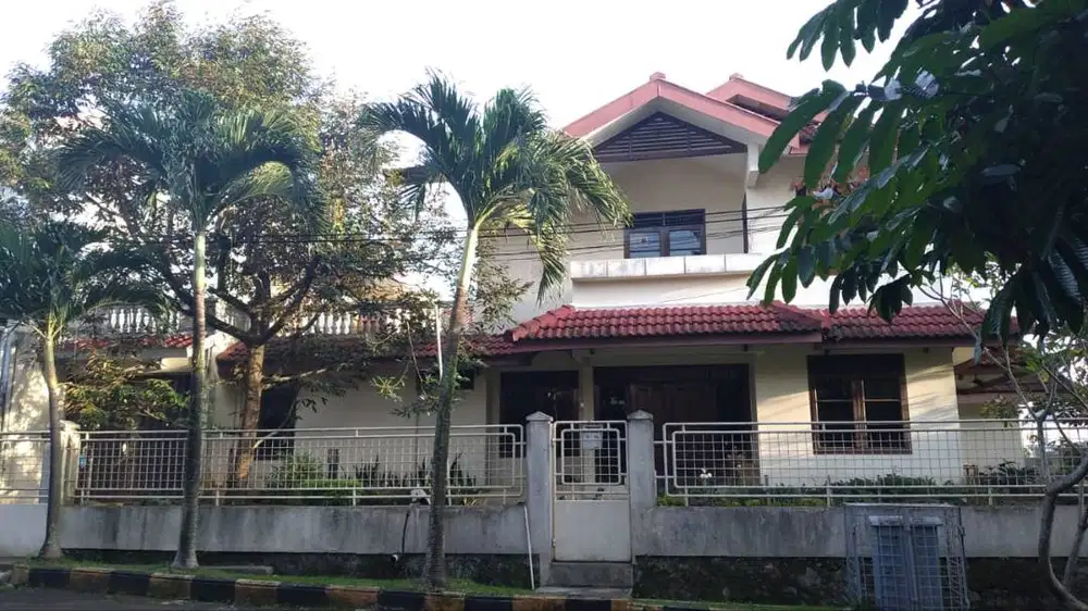 Rumah Strategis & mempunyai halaman depan dan samping rumah